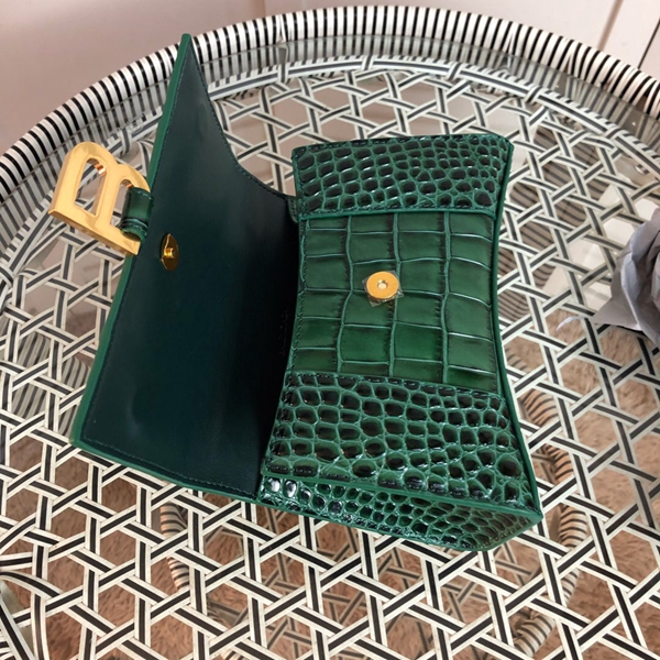バレンシアガバッグ着用イメージ